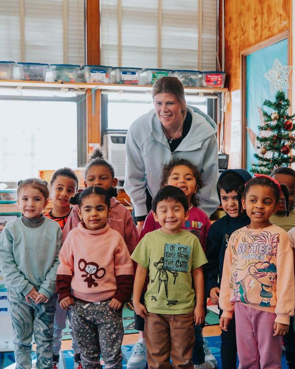 Abbey Levy of the PWHL Sirens had her mom’s preschoolers in the Bronx design her mask and the result is wholesome but also 🔥

(via @pwhl_sirens)