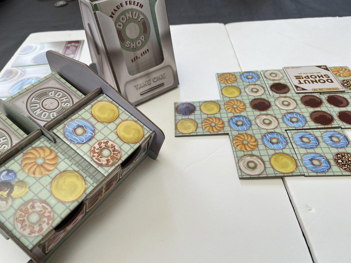 CelestialCrownC's tweet image. 2025/3/9
#新宿クローズ:#DonutShop
簡単な感情ばっか数えてたら←4人戦
共通盤面にタイルをくっつけ、カードが揃ってればその種類を覆う。次手番のタイルとカードは、どちらかはガチャにする必要がある。
追求は出来ないが、体験は悪くない。なにより見た目が可愛いので、ふわふわを味わいたい。