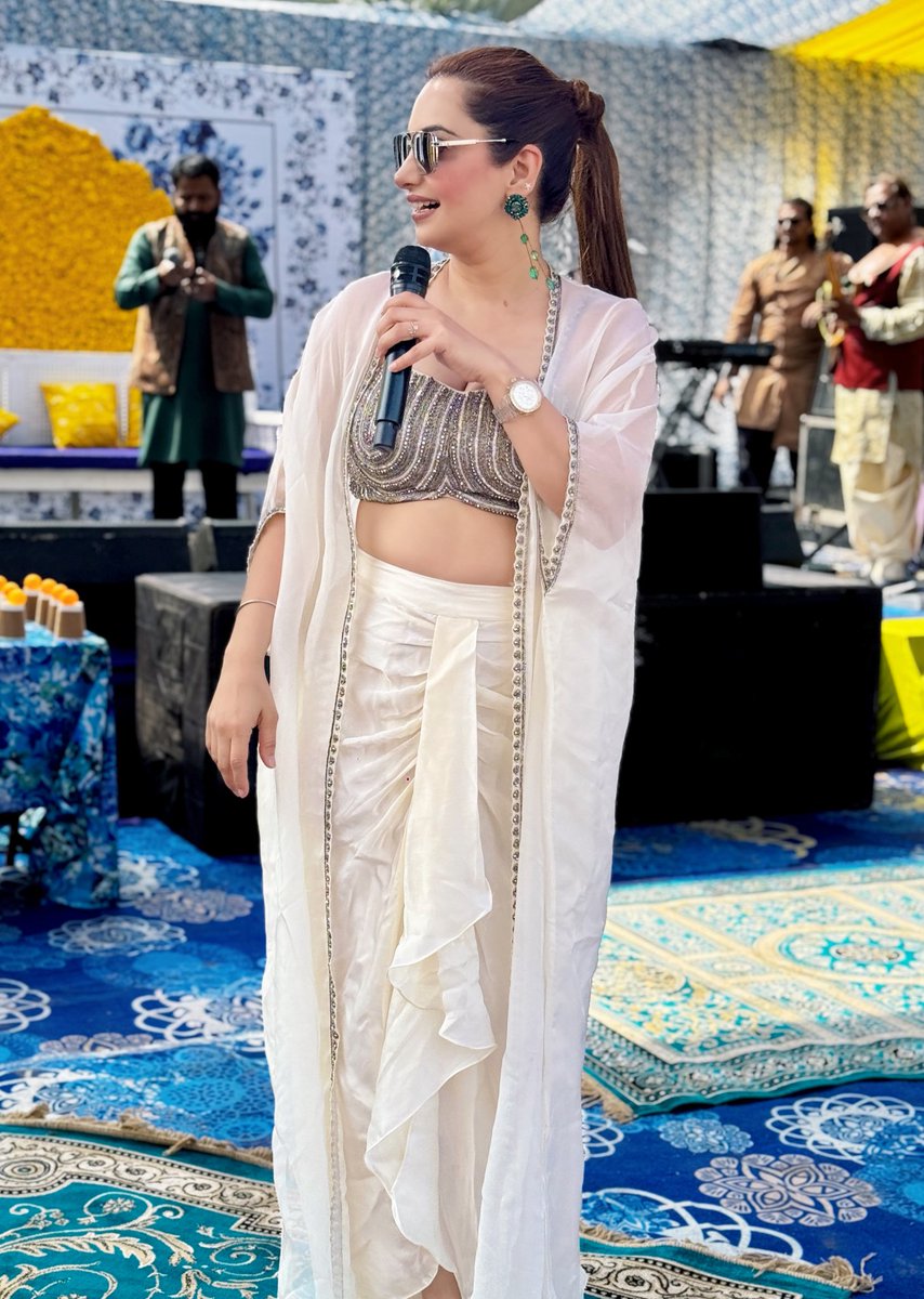 AnchorPiya's tweet photo. Radiating elegance in sunshine hues – the perfect blend of tradition and trend for the Haldi ceremony! ✨🌼 #anchorpiyasharma🎤 #HaldiGlow #AnchorStyle #piyasharma #love #thislook #emcee #wedding #event #anchor #anchorpiya #haldifunction #outfit @studioamas https://t.co/FwFvWPAKs8