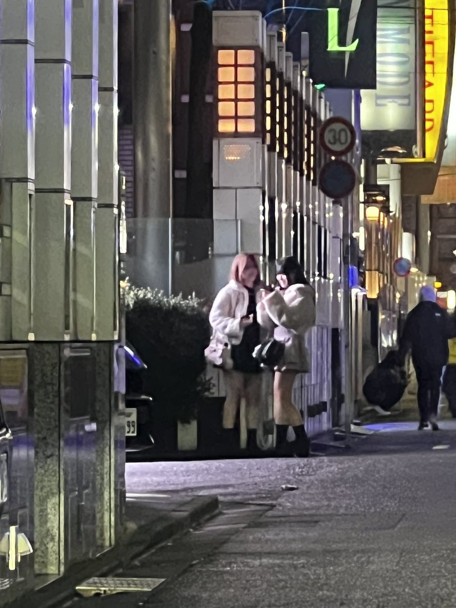 bakausapipi2's tweet photo. 【歌舞伎町のホテル街にホテルに誘い込むと男がやってくる未成年者2人組のTHE美人局がいると話題】 https://t.co/1hZQ3bBDve
