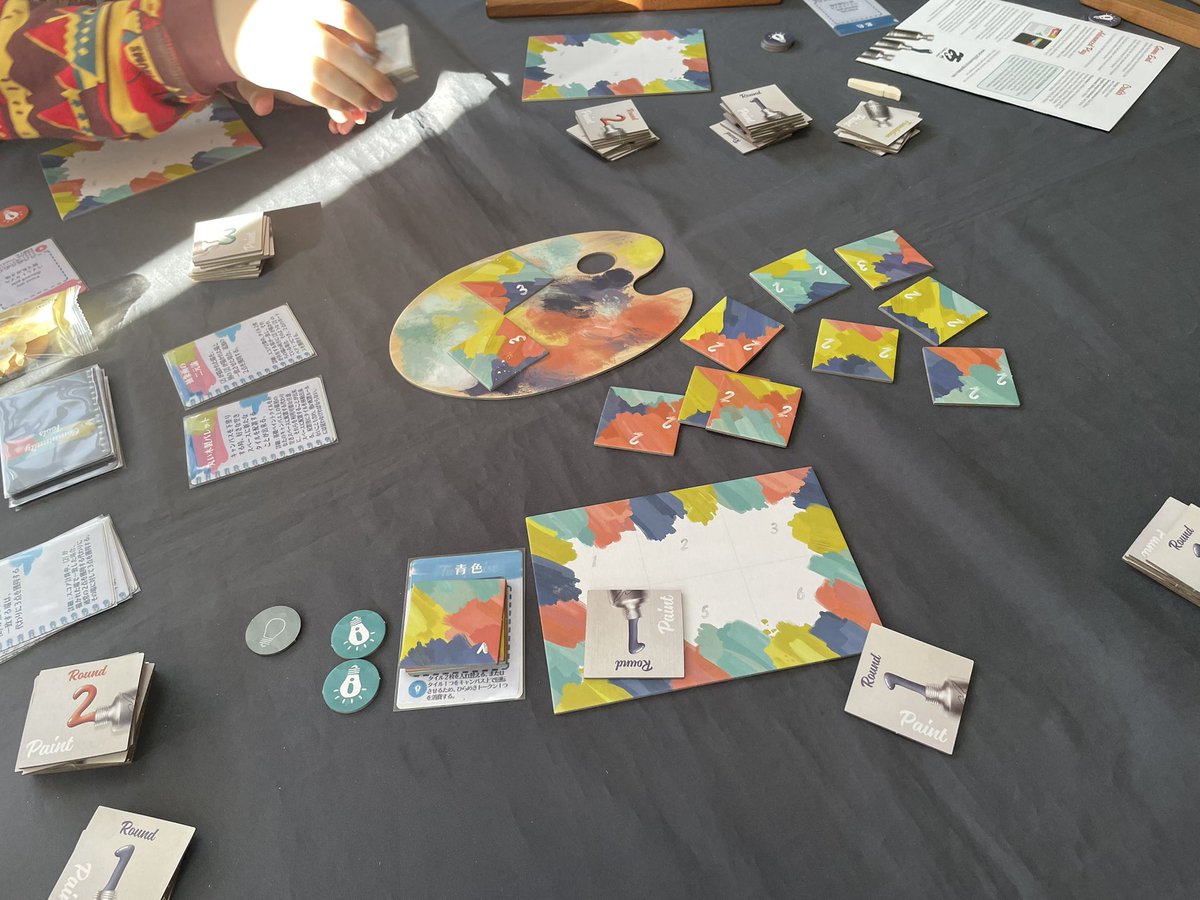 CelestialCrownC's tweet image. 2025/3/9
#新宿クローズ:#ColorField
結局絵は描いてない←4人戦
場から取って、手元の1枚と入れ替えるのみ。各タイルの4辺の色は揃えたく、出来れば色は連続させたい3R。
淡白で盛り上げづらいし運だし相互作用も無いしでは流石に凡以下。せめて終局では絵が描けてて欲しかった…色捏ねただけか…