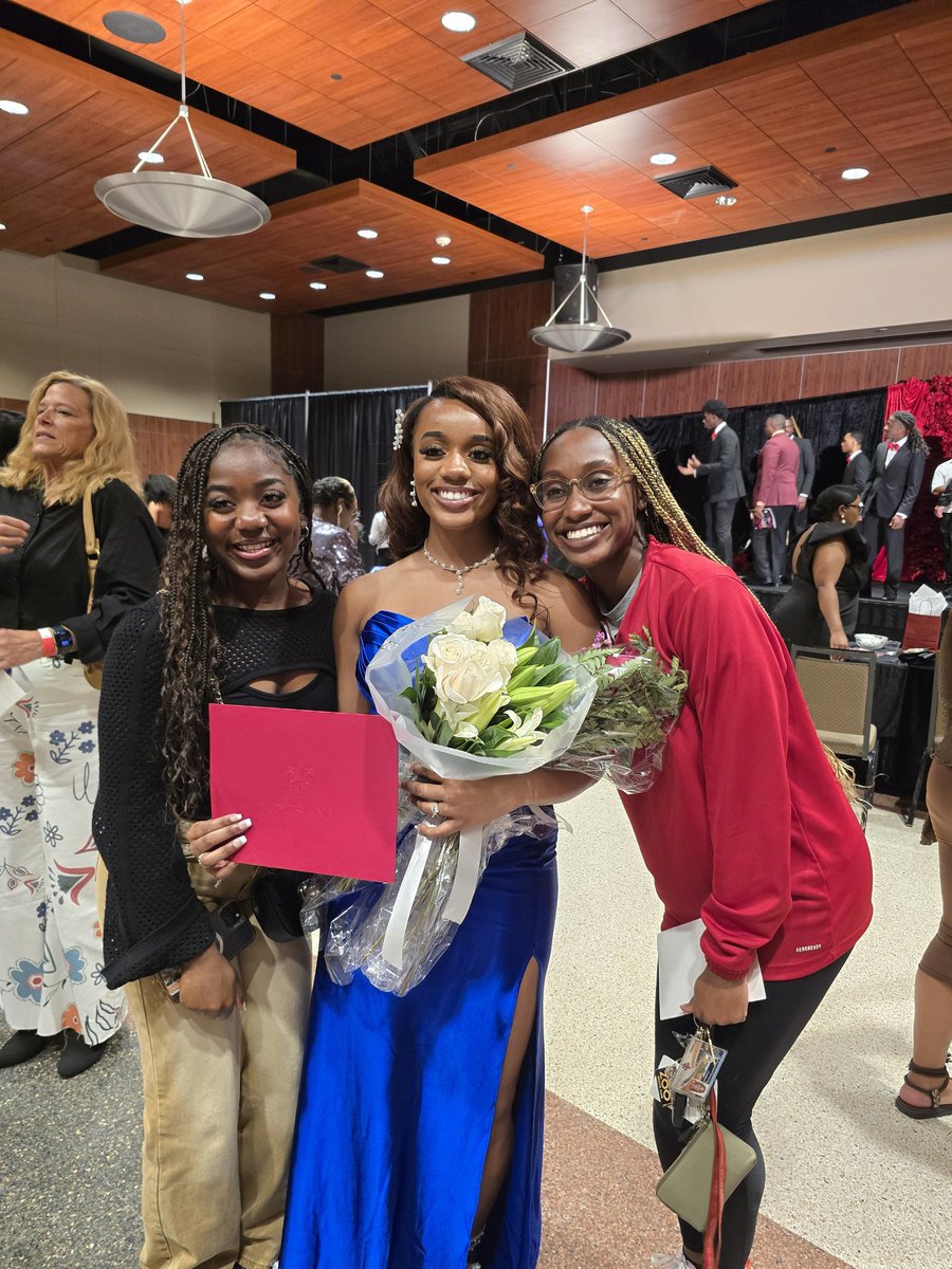 cgwill73's tweet photo. Great job Kam! To see you blossoming into the beasnd amazing young woman you are has made us very proud parents. You make us proud to be your parents. We love you! #proudparents #WilliamsDNA #girldad #ProudDad #babygirl #theone #ragincajuns https://t.co/WKHQKpXf3M