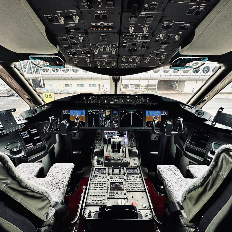 Hot Take: The best seat in da house isn’t window or aisle—it’s this one. 👨✈️👀 https://t.co/9kUoZg8qhw