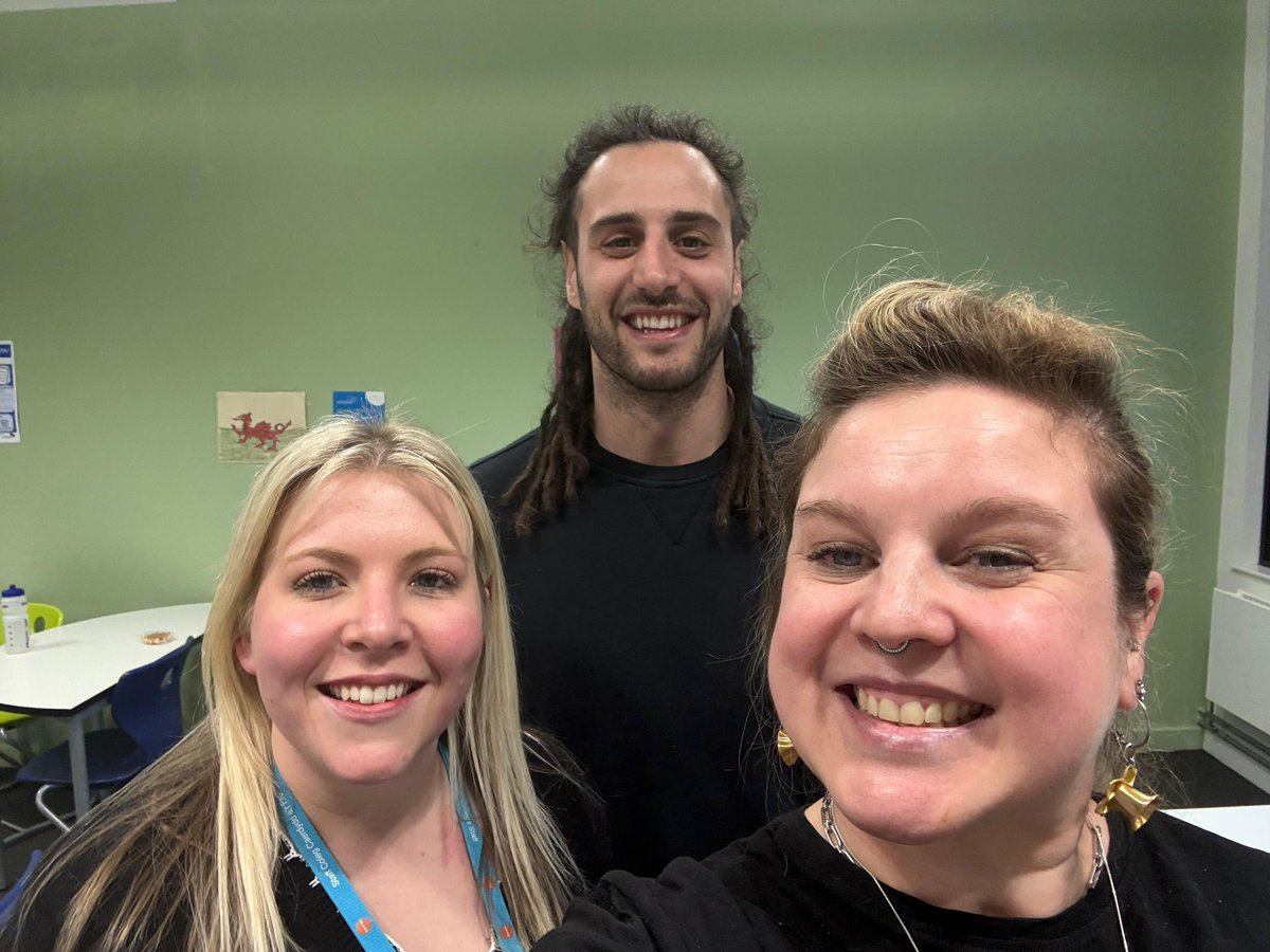 🏴󠁧󠁢󠁷󠁬󠁳󠁿🏉 Welsh week🏉🏴󠁧󠁢󠁷󠁬󠁳󠁿
Thank you very much to @jnavidi for coming in to speak to the girls rugby academy to celebrate Welsh week.
Josh shared his Welsh language journey and the importance of the language and talked about his rugby career. An incredible opportunity for the academy.