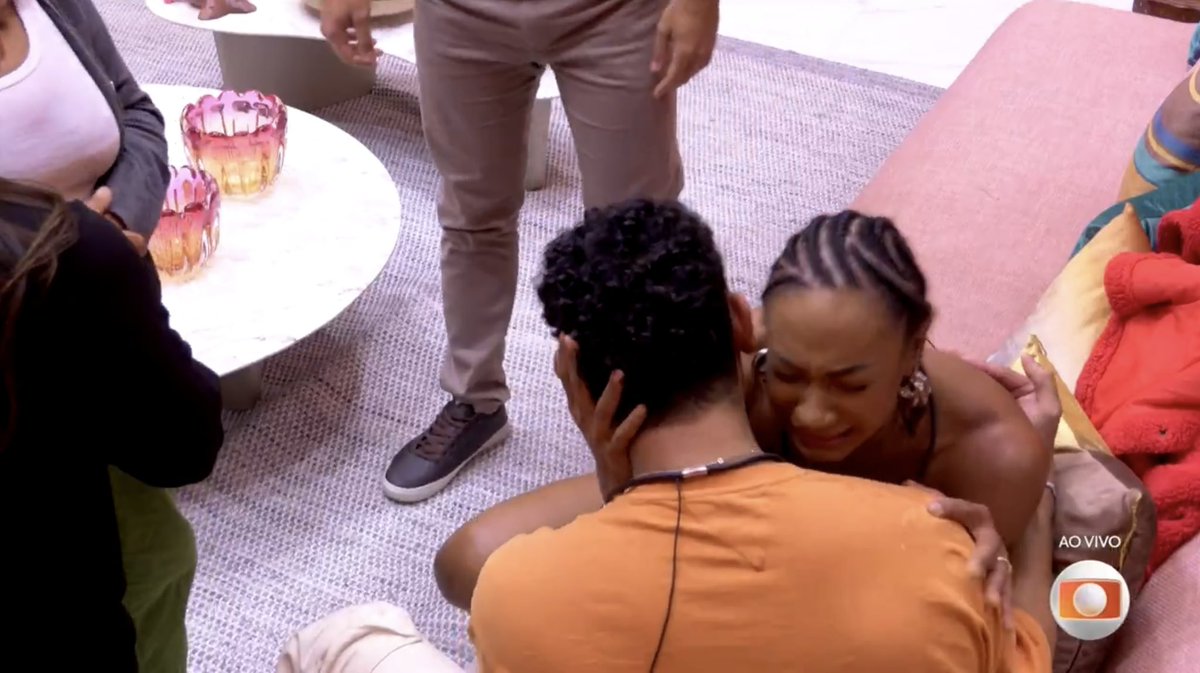 BPlimplim's tweet photo. A nota 0 de hoje vai para a sem noção da #AlineBBB25.
Toda vez que essa candanga volta do paredão, ela faz um escândalo chorando. Pra que chorar daquele jeito? Parece que tá levando uma surra com cabo-de-guatambu.
Aline é over.
Aline é desnecessária.
Aline é dramática.
#BBB25 https://t.co/cvS3FY9nFb