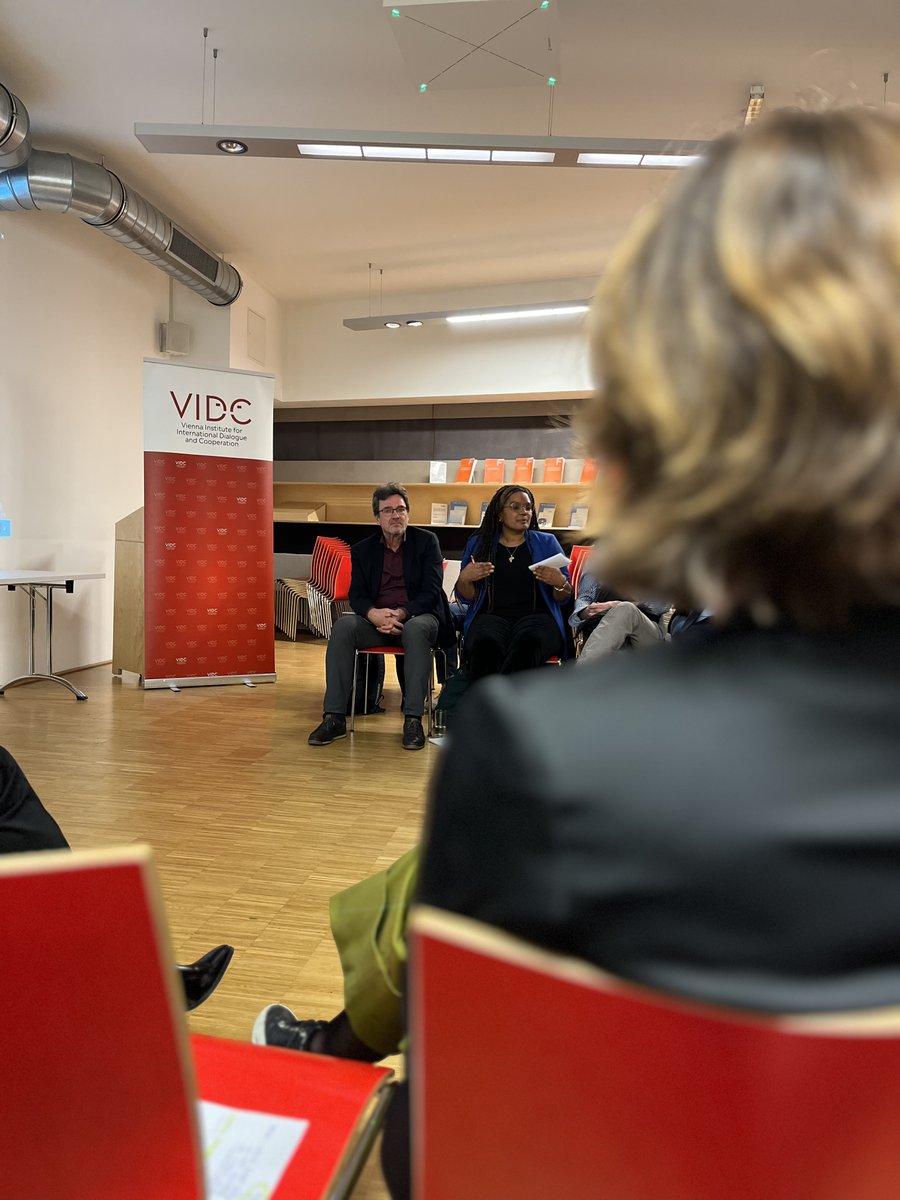 Mit seinem letzten Africa Club verabschiedet sich <a href="/franzschmidjell/">franz schmidjell</a>  in den wohlverdienten Ruhestand. Seit 35 Jahren prägt er das VIDC. Neben seiner Tätigkeit als Afrika-Referent auch stellvertretender Geschäftsführer. Wir danken Franz für alles und wünschen ihm alles Gute 💐