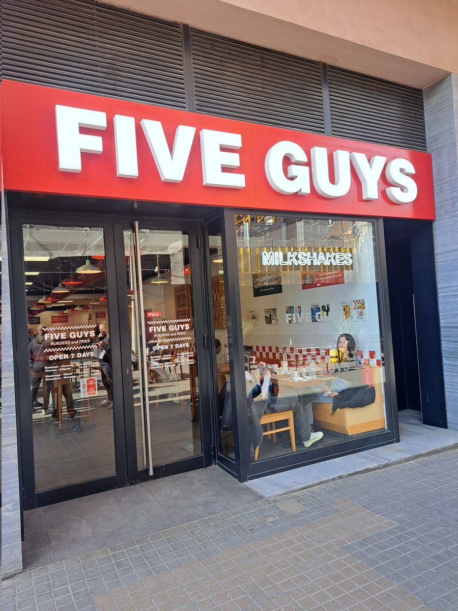 Garantido sempre que venho ao estrangeiro. Que hambúrguer mais maravilhoso. Está difícil de vir para Portugal...