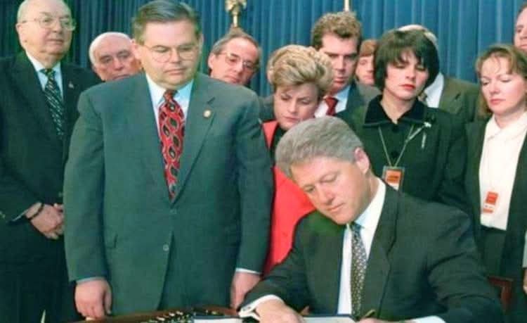 Ni "tumbaron" a Fidel Castro, ni derrocaron la "dictadura castro comunista" y no lograron un ápice de avance en su política.
Con la firma de la ley Helms Burton hace 29 años , solo provocaron más problemas, más necesidades y más penurias para los cubanos. #Cuba #AbajoElBloqueo