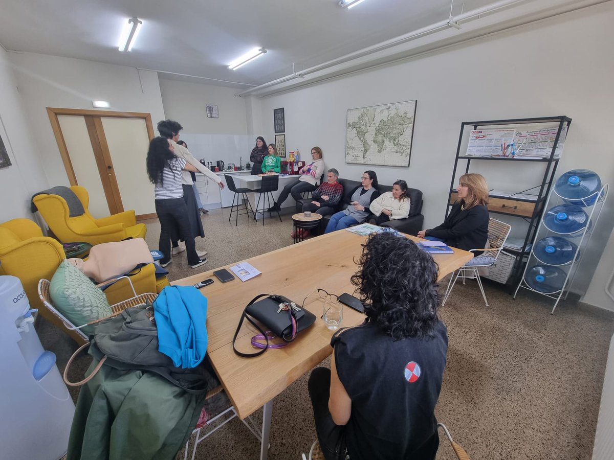 👩‍⚕️Profesionales del Valle del Nalón imparten este viernes un taller sobre la 𝐀𝐭𝐞𝐧𝐜𝐢ó𝐧 𝐚 𝐥𝐚 𝐞𝐦𝐞𝐫𝐠𝐞𝐧𝐜𝐢𝐚 en los locales de la Asociación de Vecinos de Riaño

🔹️La actividad se enmarca dentro del programa comunitario 𝐄𝐬𝐜𝐮𝐞𝐥𝐚 𝐝𝐞 𝐒𝐚𝐥𝐮𝐝 𝐝𝐞𝐥