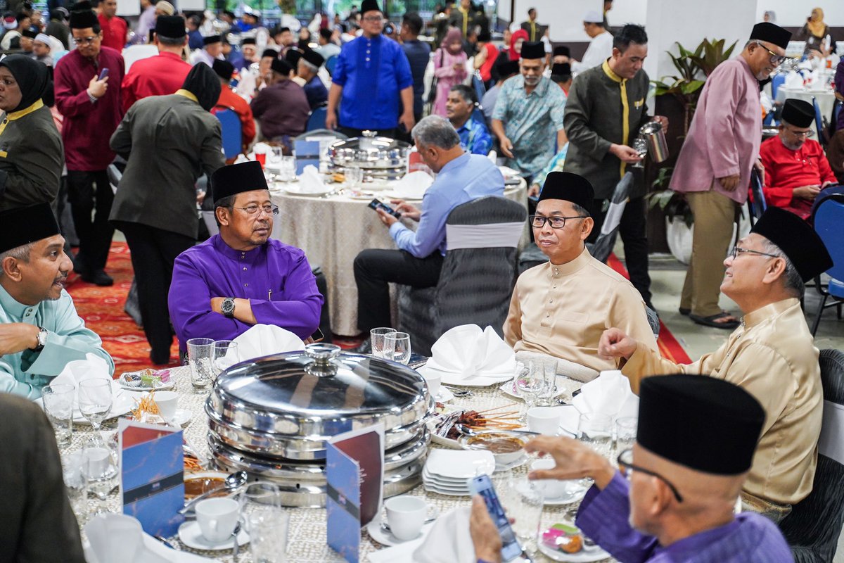 Hadir ke WTC Kuala Lumpur untuk Mesyuarat MKT UMNO, Rakaman Takbir Raya, dan Majlis Berbuka Puasa, mengeratkan ukhuwah serta meneruskan perjuangan memartabatkan Melayu, Islam, dan kebajikan rakyat.