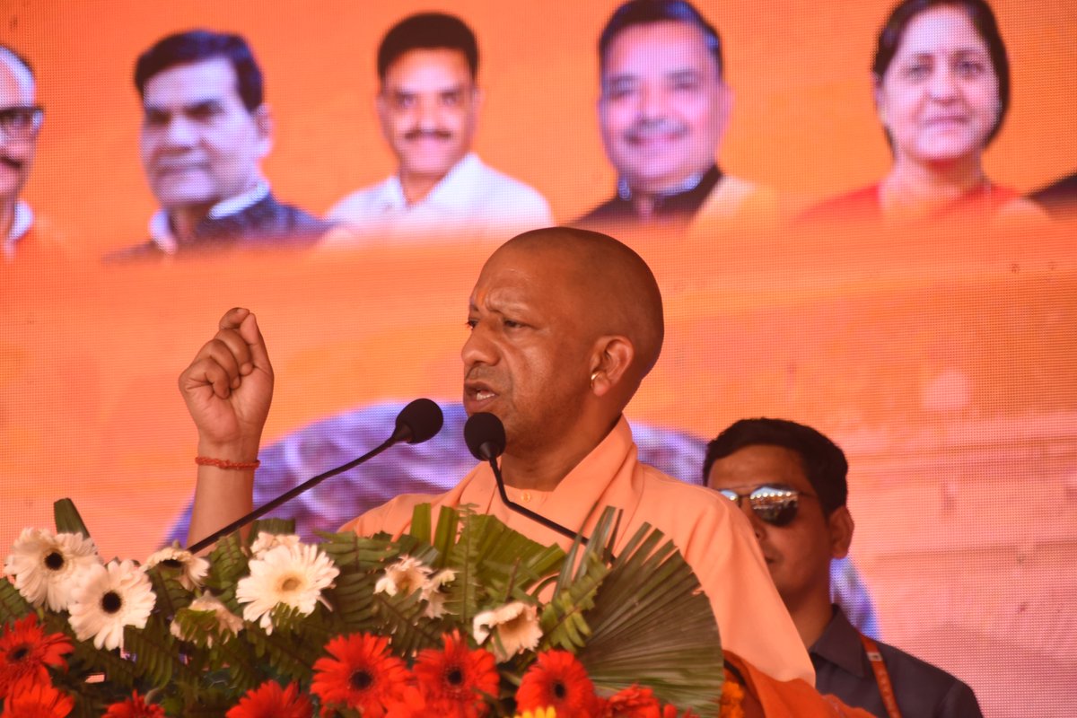 DMjaunpur's tweet photo. ➡️मा0 मुख्यमंत्री श्री योगी आदित्यनाथ जी ने शाही किला में आयोजित जौनपुर महोत्सव के दौरान अपने उद्बोधन में कहा कि सामूहिक विवाह का कार्यक्रम मा0 प्रधानमंत्री जी के ’सबका साथ-सबका विकास’ के भाव को नई ऊंचाई प्रदान करता है। उन्होंने कहा कि विकास की कोई सीमा नहीं हो सकती। यह हर मनुष्य की आवश्यकता के अनुरूप और उनके जीवन में उत्साह व उमंग का भाव पैदा करने वाला होना चाहिए। डबल इंजन सरकार इसी भाव से कार्य कर रही है। उन्होंने कहा कि डबल इंजन सरकार बिना भेदभाव के शासन की योजना का लाभ गरीब, गांव, किसान, युवा, महिला समेत समाज के प्रत्येक तबके को उपलब्ध कराती है। बेटी बचाओ-बेटी पढ़ाओ, प्रधानमंत्री मातृ वंदना, मुख्यमंत्री कन्या सुमंगला योजना, मुख्यमंत्री सामूहिक विवाह आदि कार्यक्रम लोकमंगल के भाव के साथ समाज के जीवन स्तर को ऊपर उठाने का माध्यम है। ’जहां कोई नहीं, वहां सरकार आपके साथ’ के भाव के साथ कार्यक्रमों को संचालित किया जा रहा है। 
➡️मा0 मुख्यमंत्री जी ने कहा कि मुख्यमंत्री सामूहिक विवाह योजना के तहत मार्च 2025 तक प्रदेश में चार लाख शादी संपन्न हो चुकी है। इससे प्रतीत होता है कि यह समाज की आवश्यकता थी। दहेज के अभाव में कोई बेटी अविवाहित न रह जाए। सरकार जिम्मेदारी लेगी कि बेटी का कन्यादान करेंगे और परिवार के साथ संबल बनकर खड़े रहेंगे। जब सरकार का यह भाव होता है तो परिवार आर्थिक स्वावलंबन की दिशा में अग्रसर होता है। 
➡️उन्होंने कहा कि लौहपुरुष सरदार वल्लभ भाई पटेल के नाम पर हर जनपद में इंप्लाईमेंट जोन बनेगा। हर व्यक्ति को स्किल डवलपमेंट, रोजगार, सम्मानजनक कार्य मिल सके, यहां इसके लिए निरंतर प्रयास होंगे। 100 एकड़ के क्षेत्रफल में ट्रेनिंग के साथ प्लेसमेंट, करियर काउंसिलिंग के कार्यक्रम प्रारंभ होते दिखाई देंगे। जौनपुर इस कार्यक्रम के लिए अभी से तैयारी करे, जिससे स्थानीय युवाओं को बाहर जाने के लिए मजबूर न होना पड़े।
@UPGovt @CMOfficeUP @ChiefSecyUP @InfoDeptUP