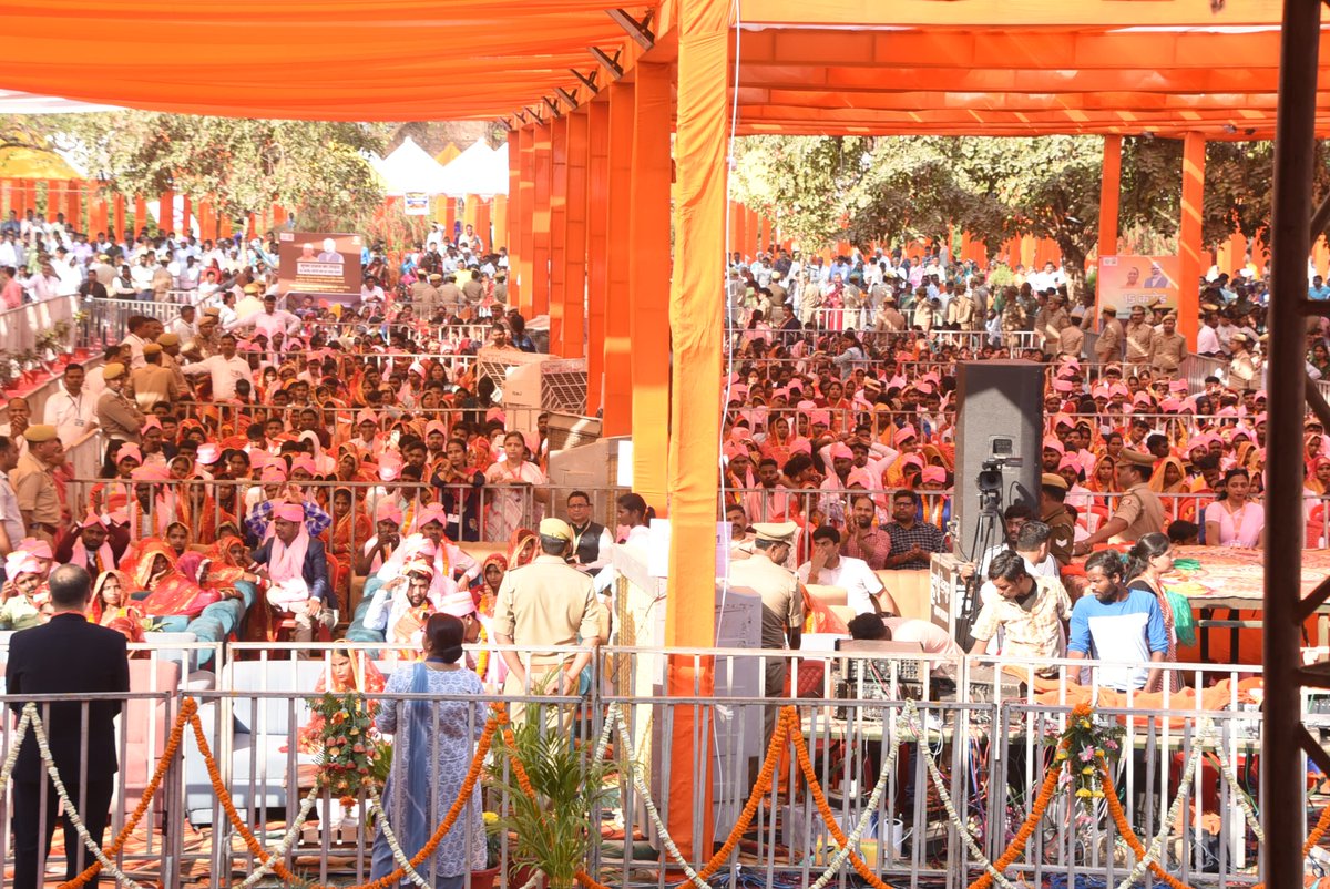 DMjaunpur's tweet photo. ➡️मा0 मुख्यमंत्री श्री योगी आदित्यनाथ जी ने शाही किला में आयोजित जौनपुर महोत्सव के दौरान अपने उद्बोधन में कहा कि सामूहिक विवाह का कार्यक्रम मा0 प्रधानमंत्री जी के ’सबका साथ-सबका विकास’ के भाव को नई ऊंचाई प्रदान करता है। उन्होंने कहा कि विकास की कोई सीमा नहीं हो सकती। यह हर मनुष्य की आवश्यकता के अनुरूप और उनके जीवन में उत्साह व उमंग का भाव पैदा करने वाला होना चाहिए। डबल इंजन सरकार इसी भाव से कार्य कर रही है। उन्होंने कहा कि डबल इंजन सरकार बिना भेदभाव के शासन की योजना का लाभ गरीब, गांव, किसान, युवा, महिला समेत समाज के प्रत्येक तबके को उपलब्ध कराती है। बेटी बचाओ-बेटी पढ़ाओ, प्रधानमंत्री मातृ वंदना, मुख्यमंत्री कन्या सुमंगला योजना, मुख्यमंत्री सामूहिक विवाह आदि कार्यक्रम लोकमंगल के भाव के साथ समाज के जीवन स्तर को ऊपर उठाने का माध्यम है। ’जहां कोई नहीं, वहां सरकार आपके साथ’ के भाव के साथ कार्यक्रमों को संचालित किया जा रहा है। 
➡️मा0 मुख्यमंत्री जी ने कहा कि मुख्यमंत्री सामूहिक विवाह योजना के तहत मार्च 2025 तक प्रदेश में चार लाख शादी संपन्न हो चुकी है। इससे प्रतीत होता है कि यह समाज की आवश्यकता थी। दहेज के अभाव में कोई बेटी अविवाहित न रह जाए। सरकार जिम्मेदारी लेगी कि बेटी का कन्यादान करेंगे और परिवार के साथ संबल बनकर खड़े रहेंगे। जब सरकार का यह भाव होता है तो परिवार आर्थिक स्वावलंबन की दिशा में अग्रसर होता है। 
➡️उन्होंने कहा कि लौहपुरुष सरदार वल्लभ भाई पटेल के नाम पर हर जनपद में इंप्लाईमेंट जोन बनेगा। हर व्यक्ति को स्किल डवलपमेंट, रोजगार, सम्मानजनक कार्य मिल सके, यहां इसके लिए निरंतर प्रयास होंगे। 100 एकड़ के क्षेत्रफल में ट्रेनिंग के साथ प्लेसमेंट, करियर काउंसिलिंग के कार्यक्रम प्रारंभ होते दिखाई देंगे। जौनपुर इस कार्यक्रम के लिए अभी से तैयारी करे, जिससे स्थानीय युवाओं को बाहर जाने के लिए मजबूर न होना पड़े।
@UPGovt @CMOfficeUP @ChiefSecyUP @InfoDeptUP