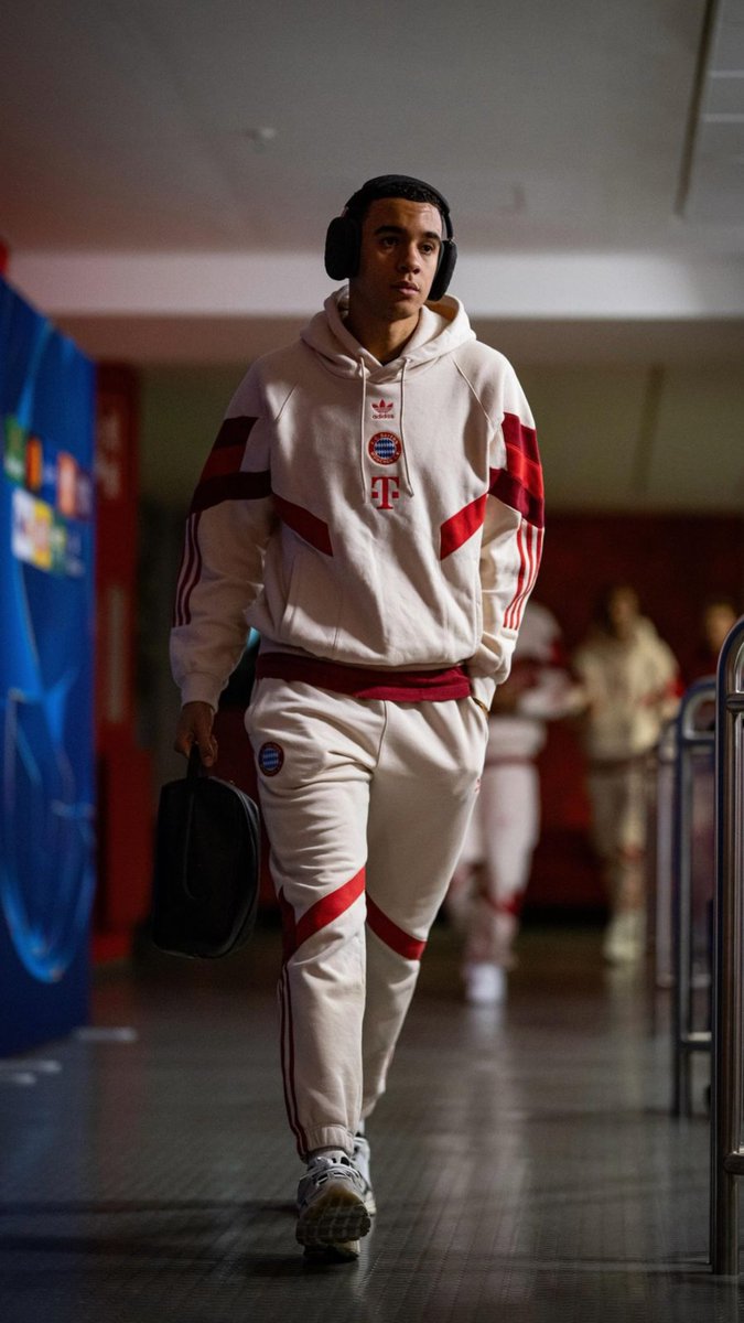 ✦⠀‹𝟹⠀ .⠀.⠀. There’s a different kind of silence before the game. Not the absence of sound, but the presence of focus. The music’s playing, the mind’s working, and soon, the game will speak for itself.