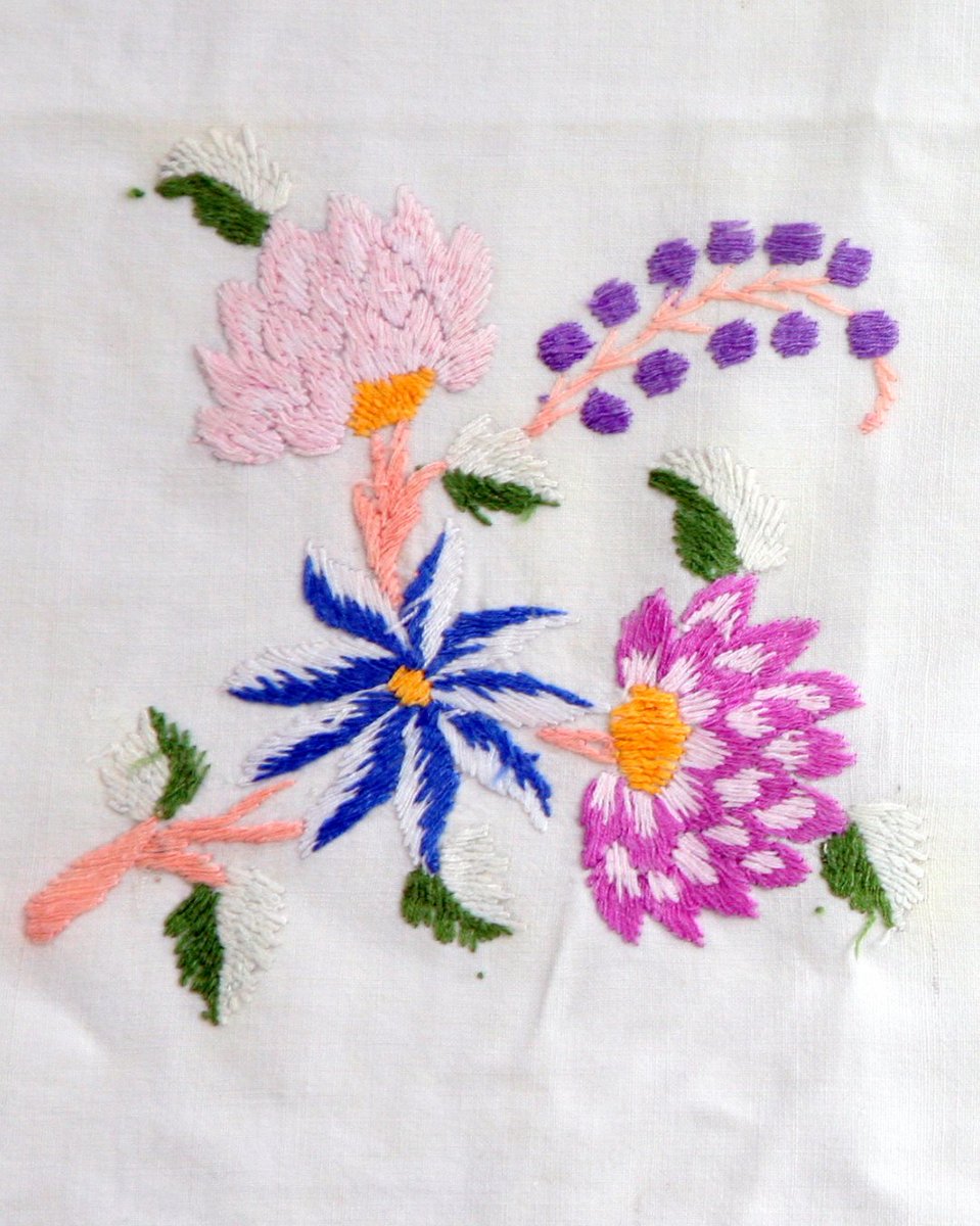 Explore embroidery as a medium for storytelling with artist + poet Suman Gujral in our Stitch Your Story workshop! Book now: shorturl.at/ugab3

📅 Tue 1 Apr
⏰ 13:00-15:00
📍Art + Design Gallery
🎟️ Free entry