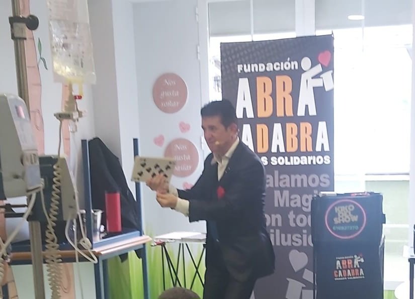 Aula Hospital La Paz (@colelapaz) on Twitter photo Hemos tenido el placer de volver a contar con la magia de <a href="/kikodelshow/">Kiko del Show</a> de la mano de @fundacionabracadabra. Muchas gracias por hacer la mañana un poco más llevadera a nuestros peques y sacarle alguna lagrimita a los papás.
#fundaciónabracadabra #magiasolidaria #aulahospitalaria Hemos tenido el placer de volver a contar con la magia de <a href="/kikodelshow/">Kiko del Show</a> de la mano de @fundacionabracadabra. Muchas gracias por hacer la mañana un poco más llevadera a nuestros peques y sacarle alguna lagrimita a los papás.
#fundaciónabracadabra #magiasolidaria #aulahospitalaria