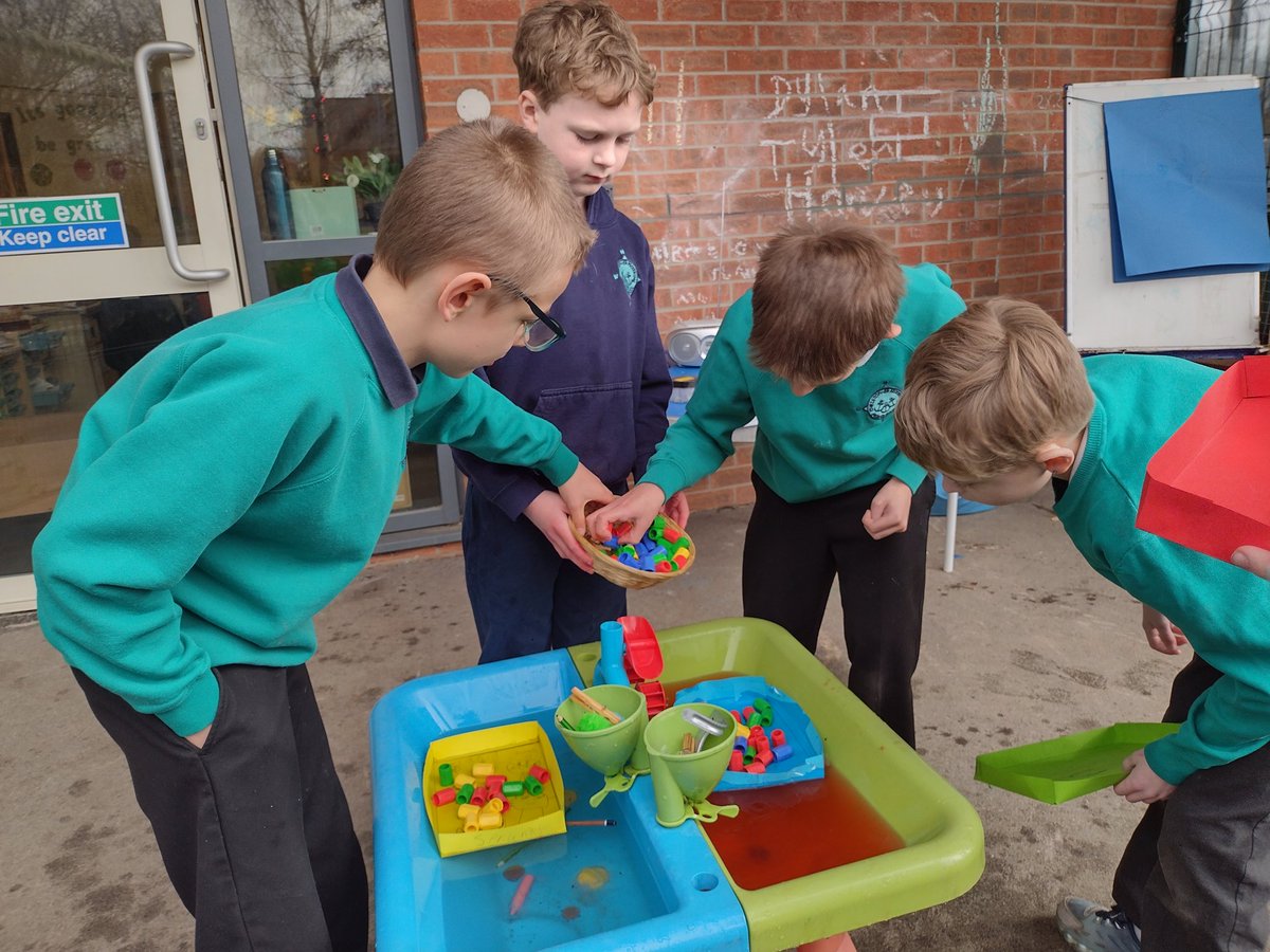 CPickeringPri's tweet image. #Scienceselfie who has made the strongest boat in #HUB2 ? Testing the load!
