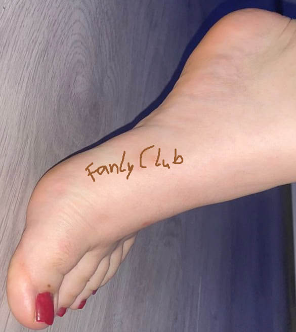 Lackierte Zehen und hübsche Füße sind doch immer super, oder? 😊

#toes #feet #fußbild