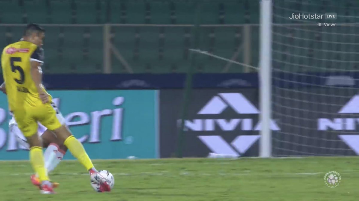 FOOTAGE__0's tweet image. Alba just wide from the 2nd goal. #KBFCHFC #ISL #KBFC