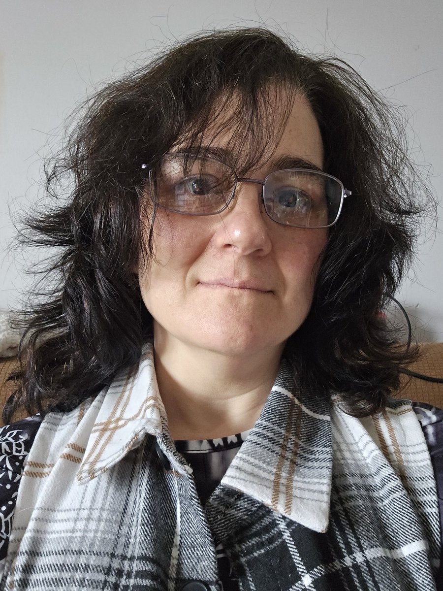 mummy74's tweet photo. My hair is growing nicely and curling up..  no makeup 😱😱 https://t.co/6tYMdSL7T7