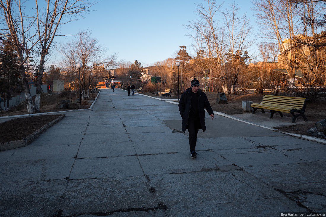 Cooleach's tweet image. Пришла в голову концепция парка «Заурядье». Парк «Заурядье»: асфальтовая дорога, ведущая к неработающему фонтану-чаше. По бокам какие-то кусты и деревья, несколько скамеек, бетонные вазоны для цветов, куда все кидают мусор. Ржавый силомер с грушей и автомат с мягкими игрушками.