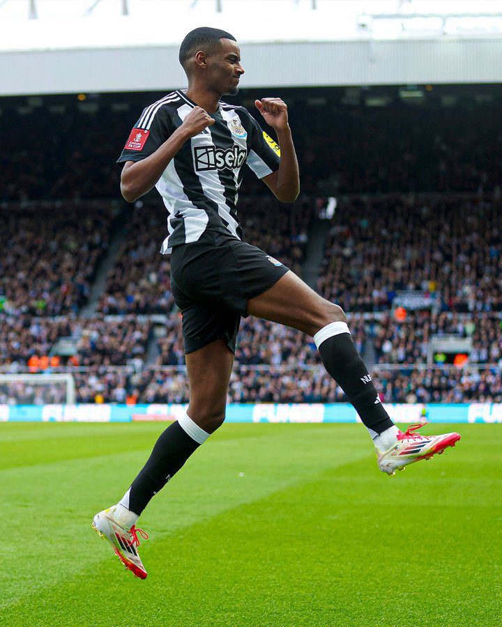 🚨 ROMPIENDO: Alexander Isak encabeza la lista de fichajes del Arsenal para este verano. Es el objetivo nº 1 del club.

[ <a href="/David_Ornstein/">David Ornstein</a> ]