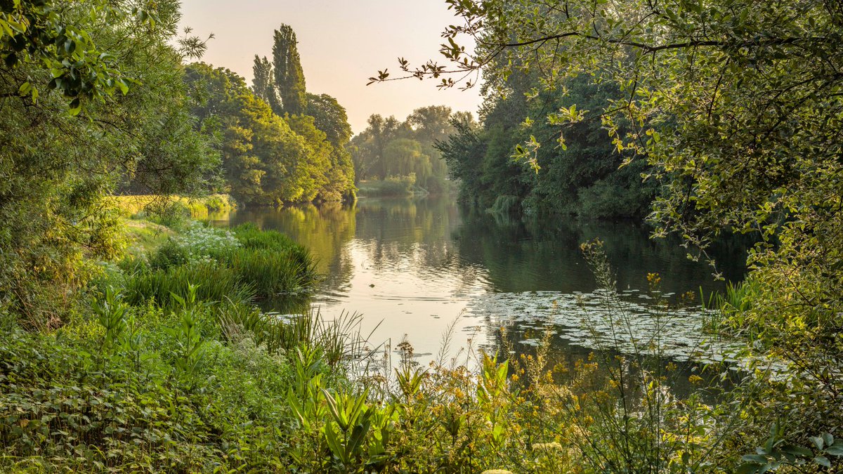 What a treat to make Eton Mess for Clare Balding and show her around Eton College for her Channel 5 series Tales from the Riverbank. For anyone who missed it, you can watch her visit to Eton here at 37.35: bit.ly/4ivWetP 
#RiverThames #TalesFromTheRiverbank #ClareBalding