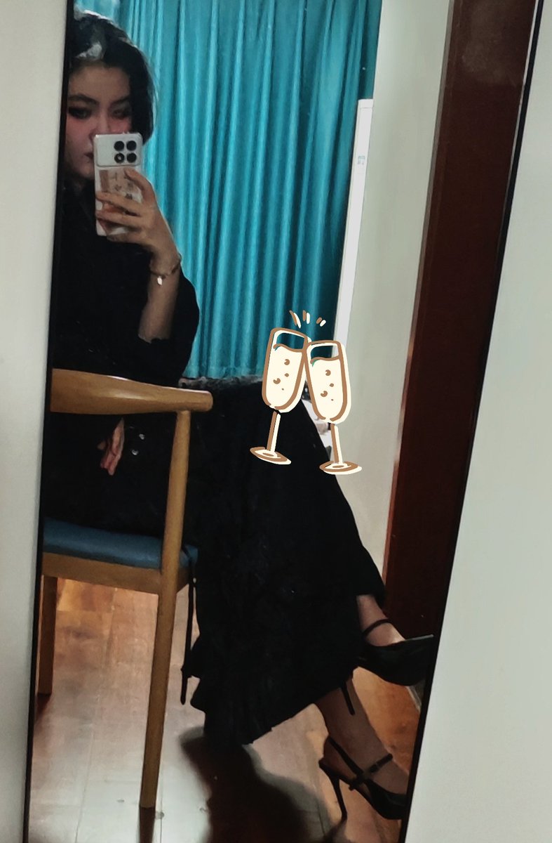 细跟尖头高跟鞋虽然反人类但实在美丽！
and周中喝酒喝晕好爽 有一种不顾明天死活的美感(喝晕胡言乱语版
#四爱女攻 #iiii #四爱女s #4i