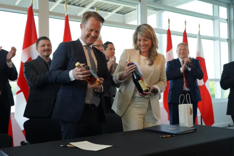 CraigBaird's tweet photo. After Russia invaded Ukraine, both Denmark and Canada decided to end the Whisky War.
Both countries wanted to show the world how a border dispute could be resolved in a peaceful manner.
On June 14, 2022, the countries agreed to divide the island in half.

🧵14/16 https://t.co/R10D3U7DS7