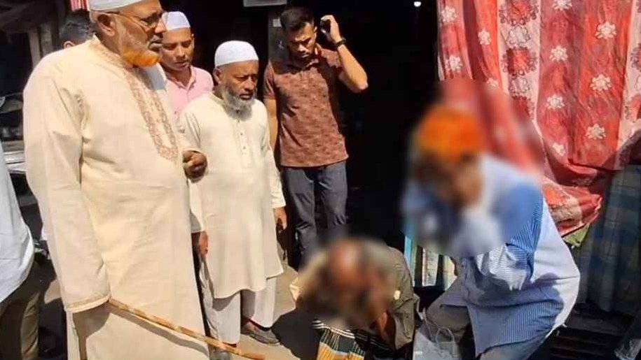 রোজা না রাখায় প্রকাশ্যে কান ধরিয়ে ওঠ-বস, সমালোচনার ঝড়!