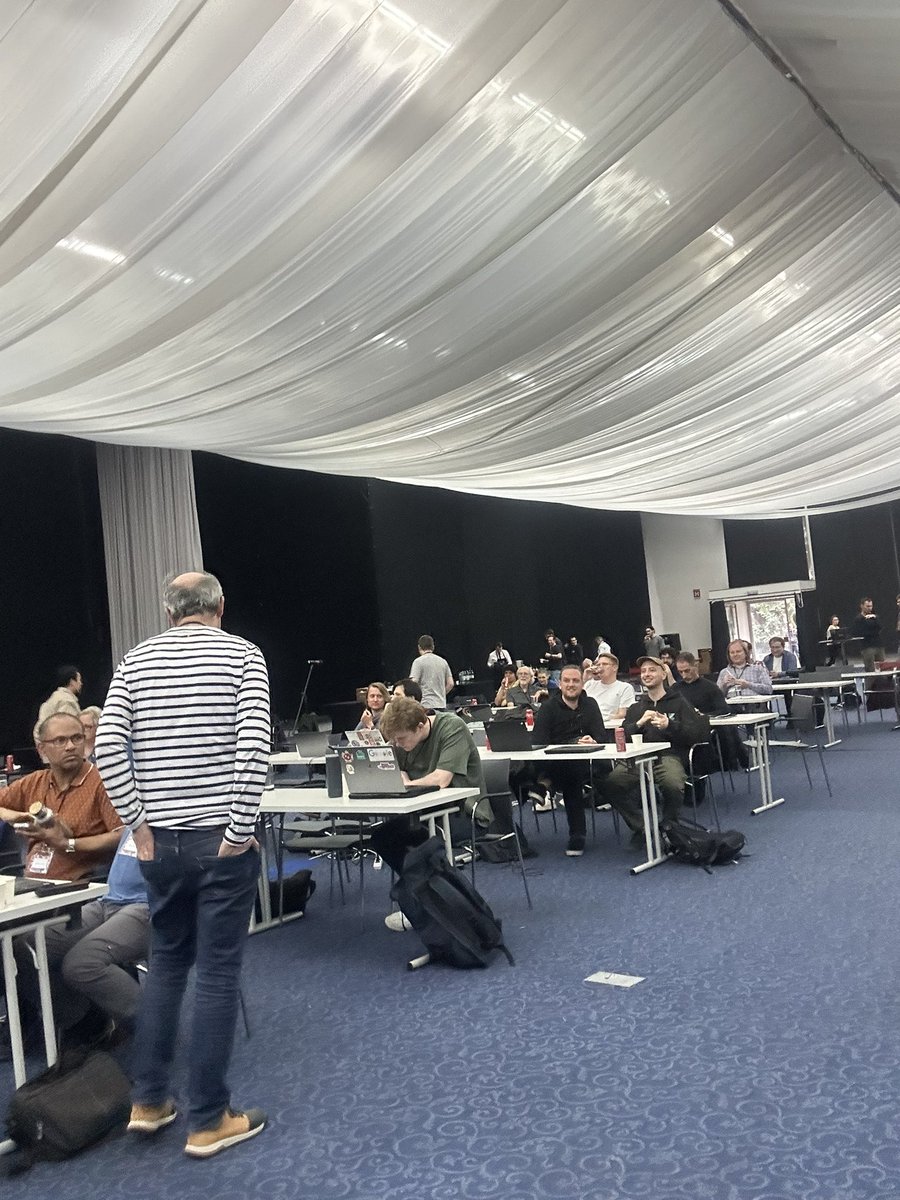 merryPirates's tweet photo. And with the last lecture for the day, Mr. PJ Waskievitcz with the “BoF: Your Fu is better than mine”. #netdevconf https://t.co/TUbWELYbmI
