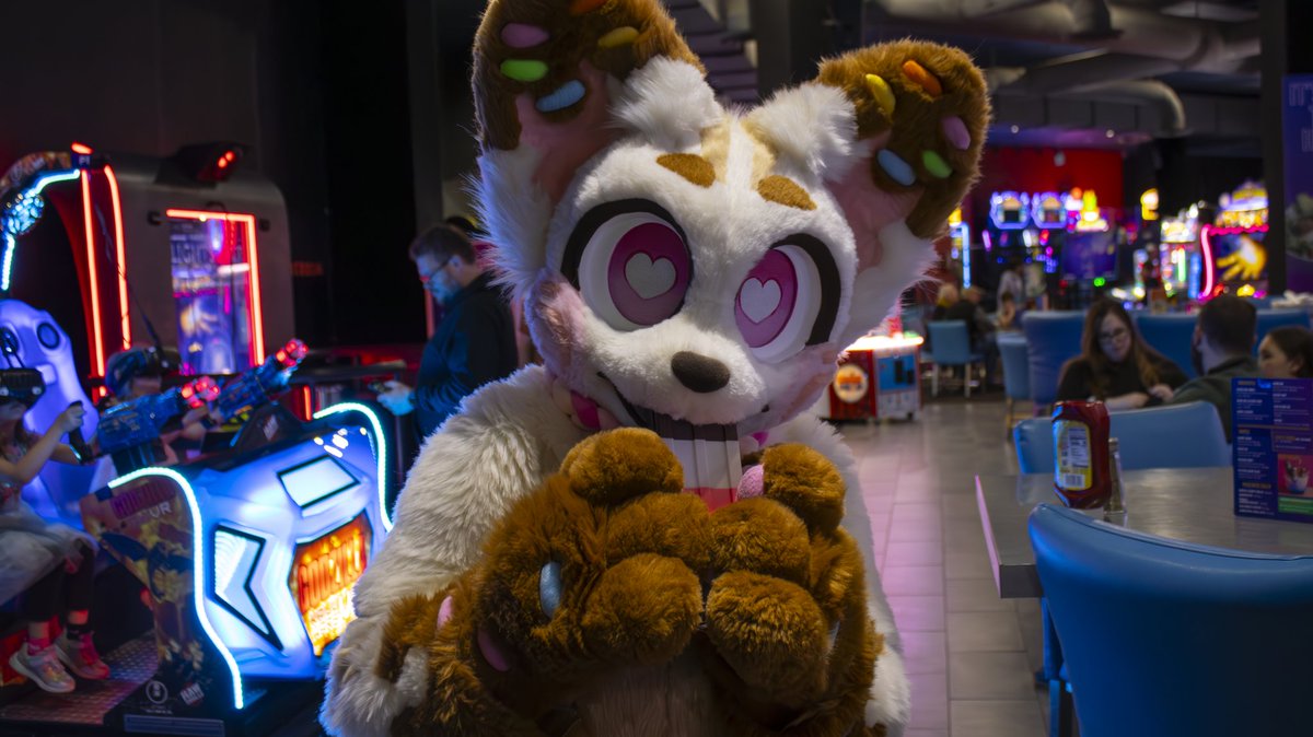 foxopfurs's tweet image. Dave & Busters meetup ๐น
๐ธ - KermaTheFolf
#furry #fursuit