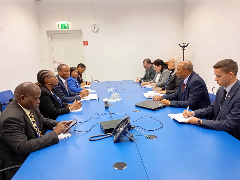belkisorama's tweet photo. Sostiene VM Pilar @Minjus_Cuba encuentro bilateral con Jefe Delegacion #Angola #68CND https://t.co/Jh7LFs6I1C