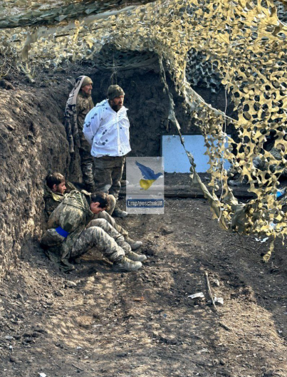 13Hellis_13's tweet photo. орки розстріляли знову українських полонених. Вот це фото, коли вони ще живі. Оператори БПЛА. Викладати фото після розстрілу не буду... 
ШАНА. ЧЕСТЬ. https://t.co/NJjxBZH0a8