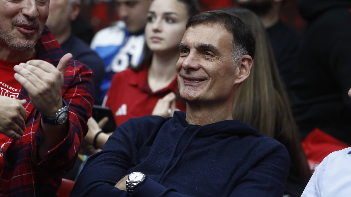 For7Fun's tweet image. «Παρακαλάνε»(😂) να μείνει στον #OlympiacosBC…αλλά όλη μέρα ασχολούνται μαζί του.
Κοίτα  να δεις κάτι πράγματα.