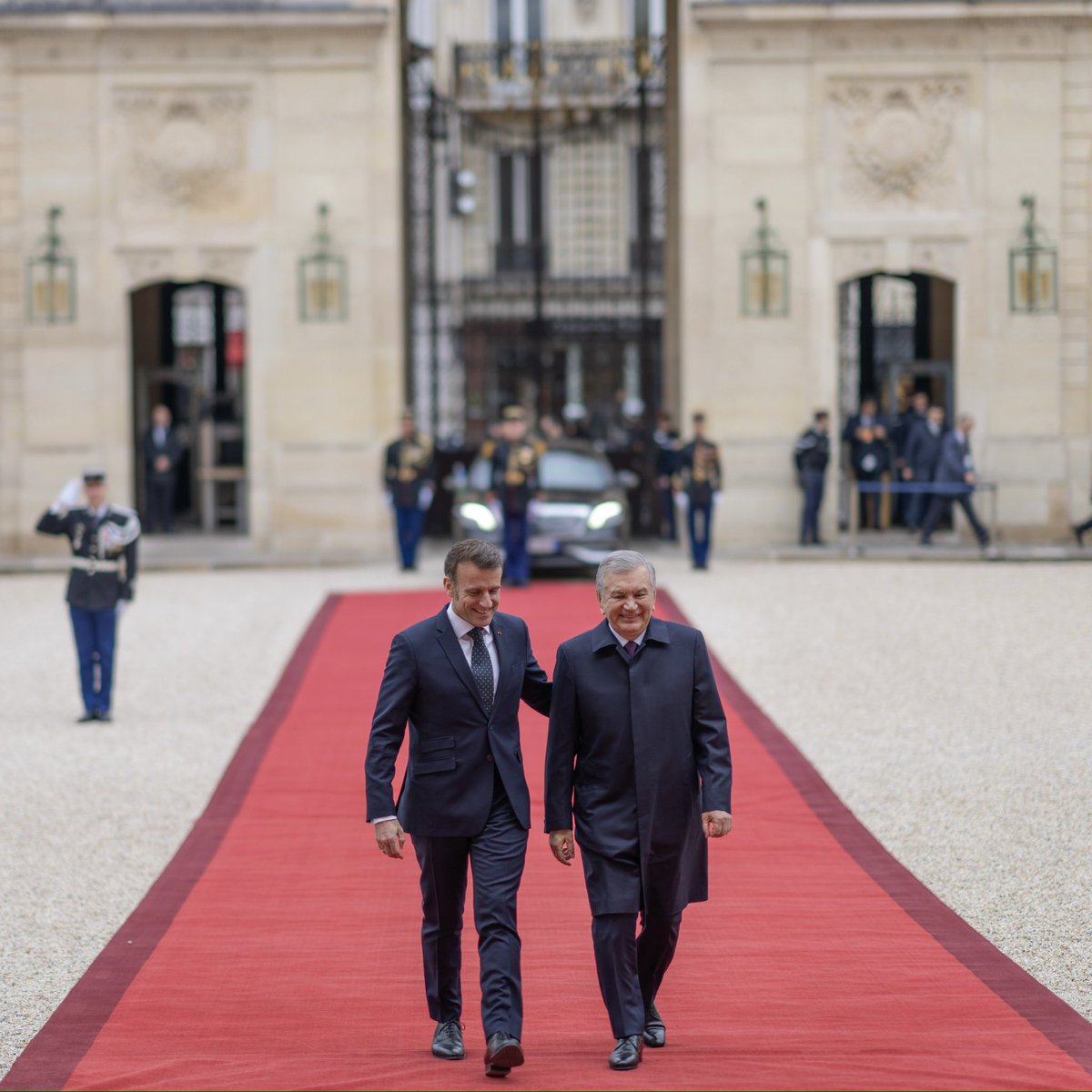 Parijga xush kelibsiz, hurmatli Shavkat!

Mazkur davlat tashrifi bilan birga, biz Fransiya va O‘zbekiston o‘rtasidagi do‘stlik rishtalarini yanada yuksaltirib, kelajakka yo‘naltirilgan sheriklik uchun berilgan va'dani bajaramiz.

Yashasin O'zbekiston, yashasin Fransiya!