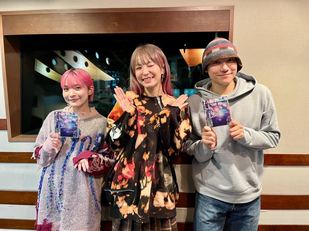 sol_info's tweet photo. 03/12(水)の #スクールオブロック 🏫
本日は、我が校のLL教室の講師🔥
【#LiSA (@LiSA_OLiVE)先生】が来校🏫
#LiSALOCKS! のスタンダード授業💎✨
【LL逆電☎️】やっていきました❗️
✅高校生の時LiSA先生に救われました
✅高校に行って友達できるか不安です…
✅LiSA先生に憧れて歌手を目指します
LiSA先生またいつでも「ただいまぁ」しにきてくださいね🔥
✍🏻授業の復習は🔽
https://t.co/n8QE67Zqhq