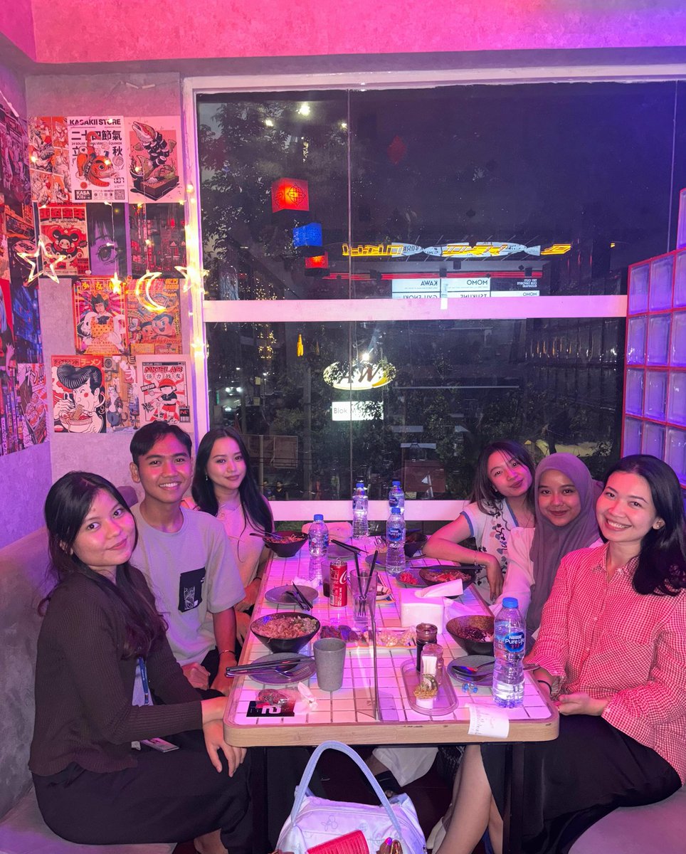 zanetazzahra's tweet photo. Bukber tahun ini rasanya ngga sebanyak tahun2 sebelumnya ya!? tapi #alhamdu bisa ada nongkrong berkedok bukber bersama teman mam siang andalan🫶🏻 https://t.co/z6BhEMcKMZ