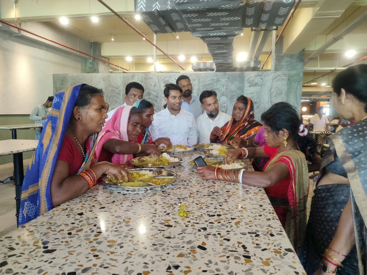 DrManasswain1's tweet photo. This is not a multi cuisine resturant this is ଆହାର କେନ୍ଦ୍ର ( Ahara) in side Bus Terminal of state capital ( Bhubaneswar )of odisha.
The Quality of food, the ambience and is just awesome. https://t.co/QTBw72MnFg