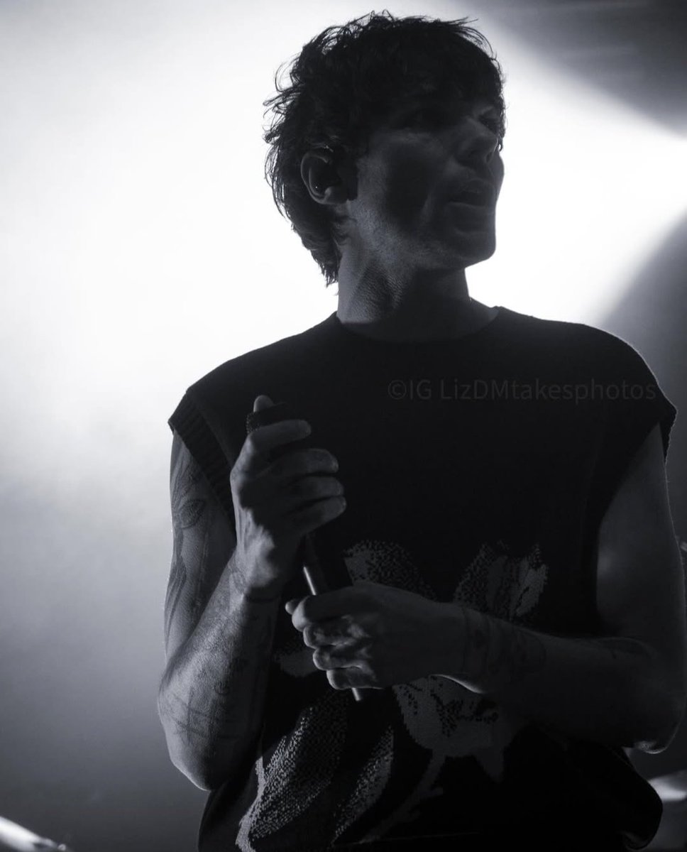 ltstanbrasil's tweet photo. 📸 | Louis durante sua apresentação no #LouisAtElectricBrixton. 

©️ lizdmtakesphotos https://t.co/HxHT5eF0kS