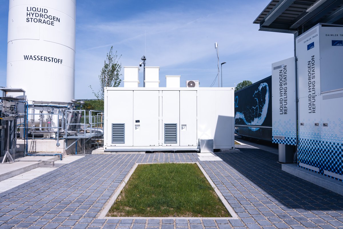 H2Europe's tweet image. #HeroesOfHydrogen2024 – Hear from @DaimlerTruck   &amp;amp; #cellcentric about how #CO2neutral heavy-duty commercial vehicles are set to transform road landscape &amp;amp; why #hydrogen was chosen as the driving technology🚛🌍

Full interviews available at ➡ hydrogeneurope.eu/h2-talks/heroe…