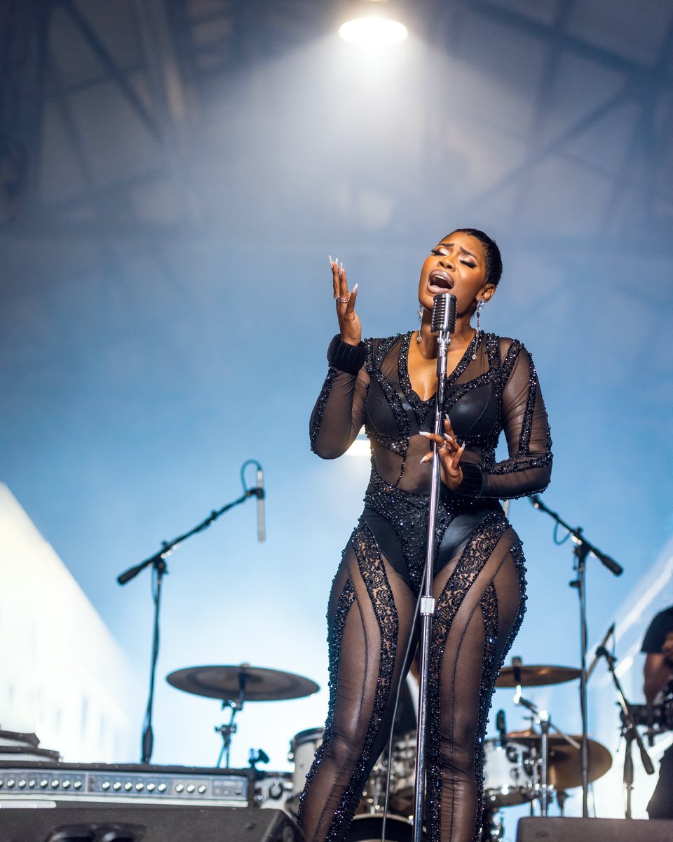 rutshelle's tweet image. Et de trois ! 🎶 À 8:00pm, découvrez encore une performance captivante qui va droit au cœur. 🔥🎶 #LiveSession #RutshelleGuillaume #PureEmotion 

Stylist: @jamar_hart
Hair stylist : @tichalet
Makeup : @sarahthemua 
Photographer: @nickey_jules