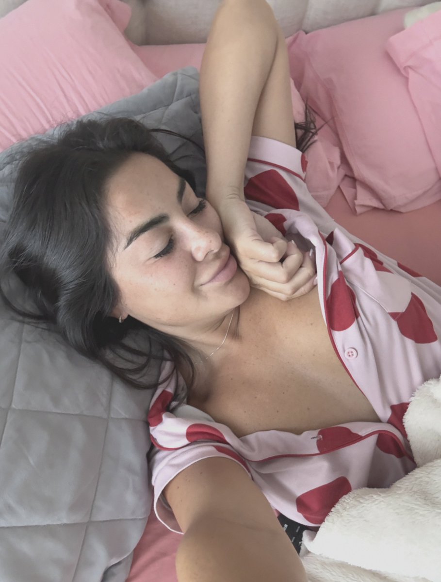 HyperEllaa's tweet image. Lost in my own world of pleasure... I wonder if you'd like to join me.