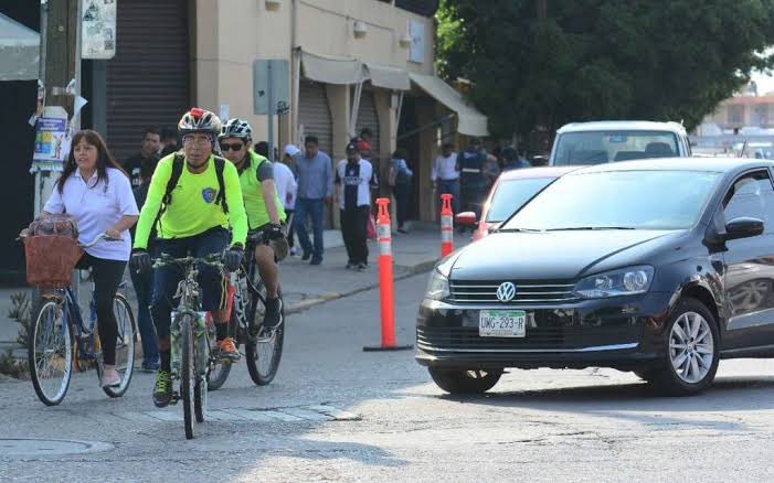 🏗️🚗 | Puentes, puentes y más puentes👇

💬 Nada personal 🖋️ opinión por Carlos Rubio

¿Usted carece de agua potable en su hogar? Ahí le va un puente. ¿Usted carece de un servicio de recolección de basura? Ahí le va otro puente. ¿Usted carece de un servicio de transporte público