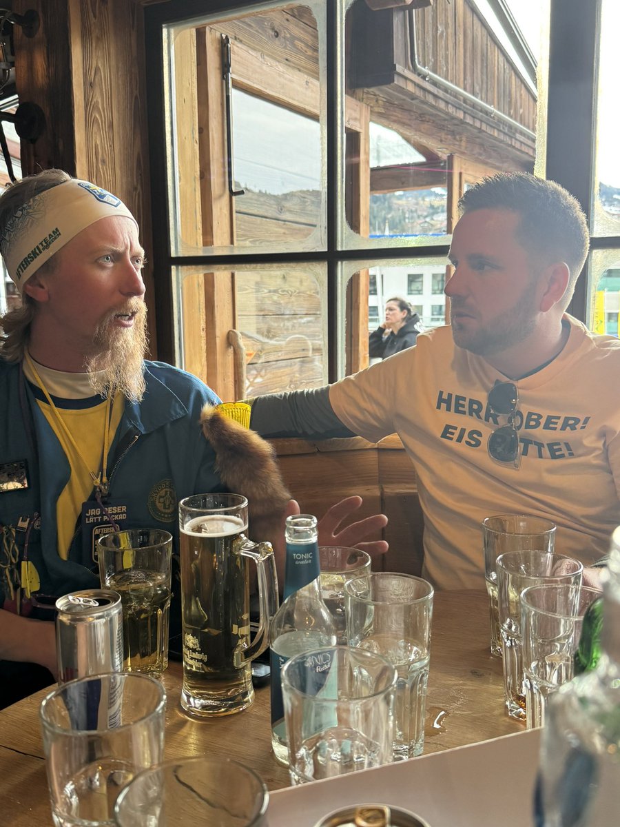 Svenska afterskiteamet eller vad dom heter försöka lära <a href="/tommyvictor/">Tommy Andersson</a> hur det fungerar. Han insåg ganska snabbt att han kunde hålla truten! #schladming25