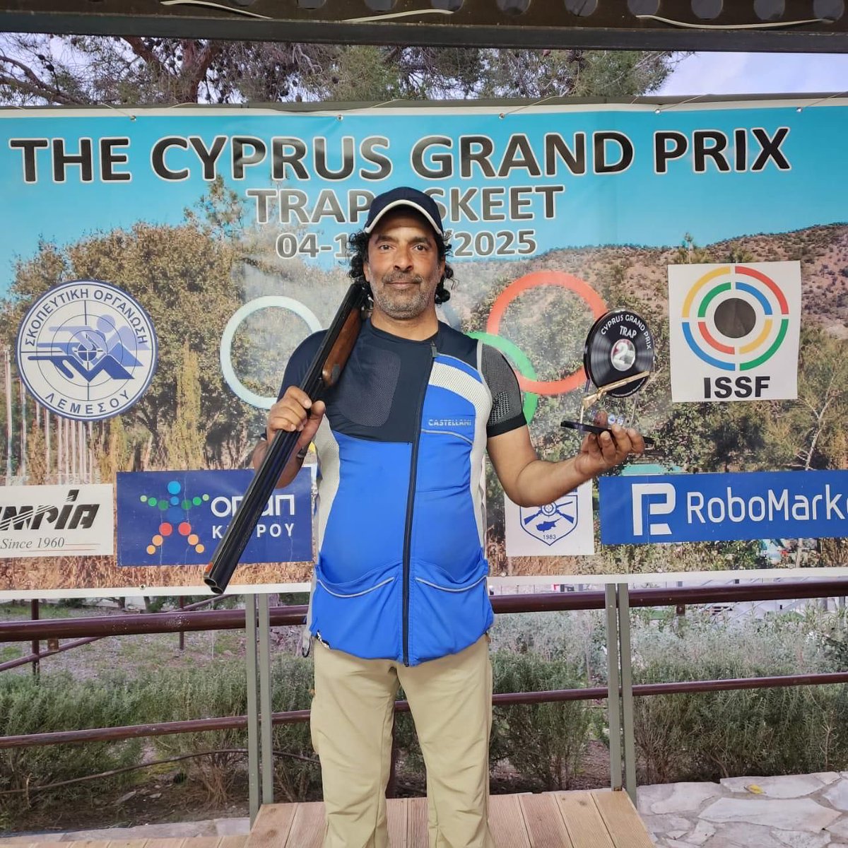 الرامي محمد مزيد الديحاني لعبة تراب بطوله الجائزه الكبري في نادي ليما سول قبرص فئة المحاربين القداما يفوز بالمركز الثاني والميداليه الفضيه بين ٣٣ رماة عالميين