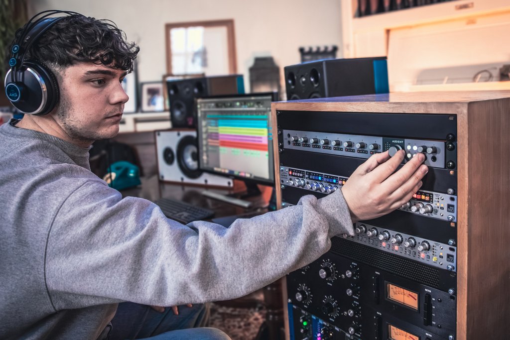 AudientWorld's tweet photo. Looking to take on larger recording sessions? iD48 offers 8x Audient Console Mic Preamps, as well as the option to digitally expand via ADAT for up to 24in 32out. 🤩🙌

To find out more, head to the link. 🔗👉 https://t.co/F9GLuNJSHj

#Audient #iD48 https://t.co/g4svLh17il