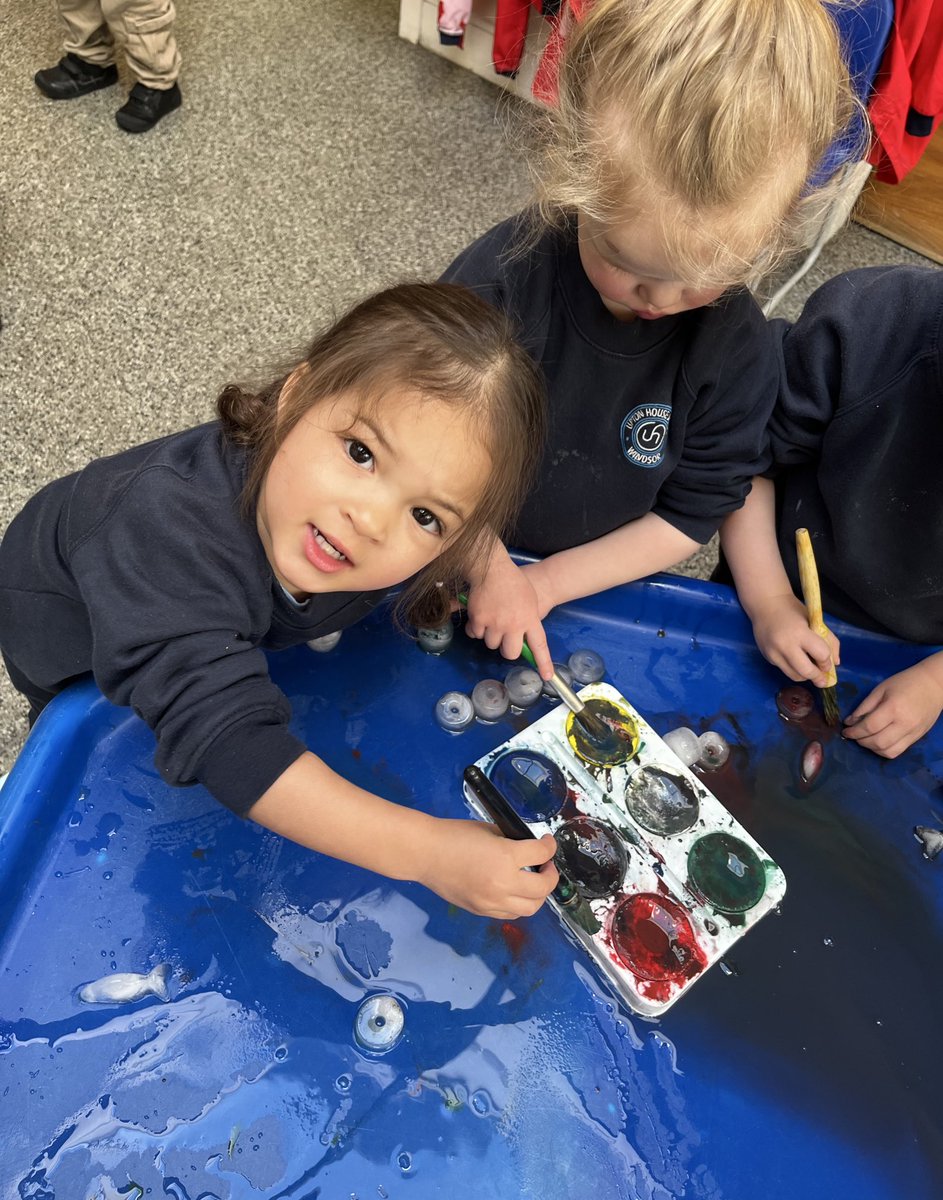 Our curious children in Acorns had so much fun exploring how ice melts using colorful paint! The mix of colours and the melting process sparked their curiosity and creativity. Such a wonderful blend of science and art! 😊 🌈🧊 <a href="/ScienceWeekUK/">British Science Week</a> <a href="/UptonSciences/">Upton House Science</a>