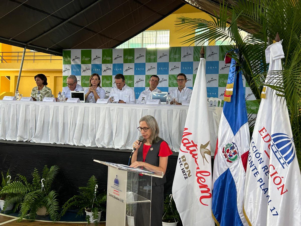 Llegó el gran día! Entrega de más de 600 computadoras en la localidad de Monte Plata, RD. Palabras de la Viceministra de Educación