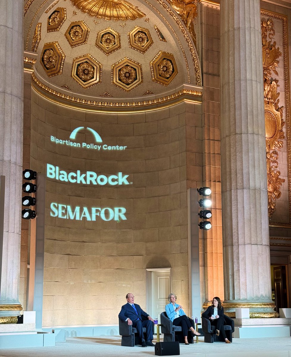 Now @lizrhoffman takes the stage at Blackrock Retirement Summit to interview Larry Fink &amp; Land O