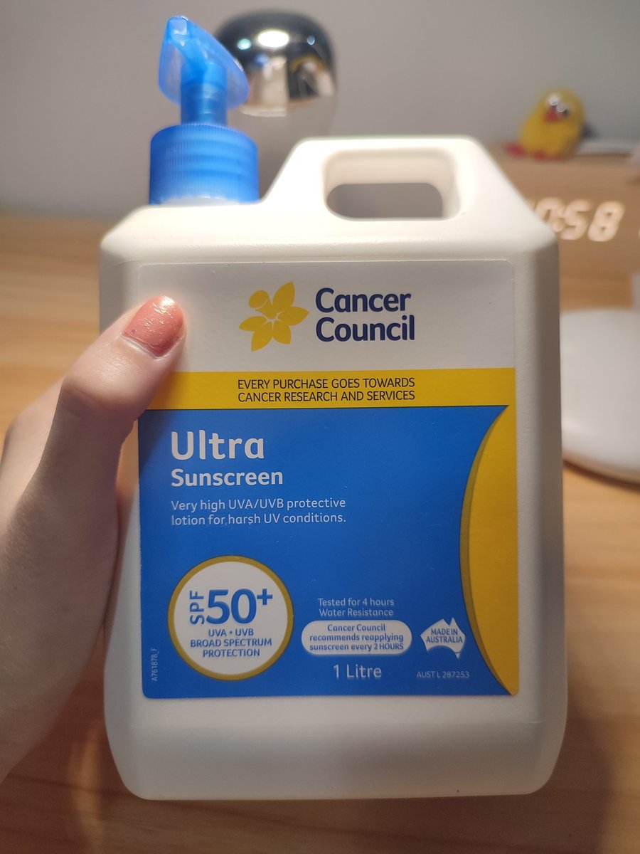 mumu555555555's tweet photo. Cancer council รุ่น Ultra สำหรับออกแดดแรงจัด รอดจย้าาา ไม่มีสารนั้นนน รุ่นที่มีมันเขียนอยู่ตรง active ingredients เลย ไปส่องกันโลดด ถ้ามีคือร่ำไห้ เพราะใช้มาครึ่งแกลลอนละ ก่อนหน้านี้ใช้สูตรสีเขียวสำหรับทำงานกลางแจ้ง ก็ใช้หมดไปแล้ว 1 แกลลอนลิตร https://t.co/vAH0oNkvSz